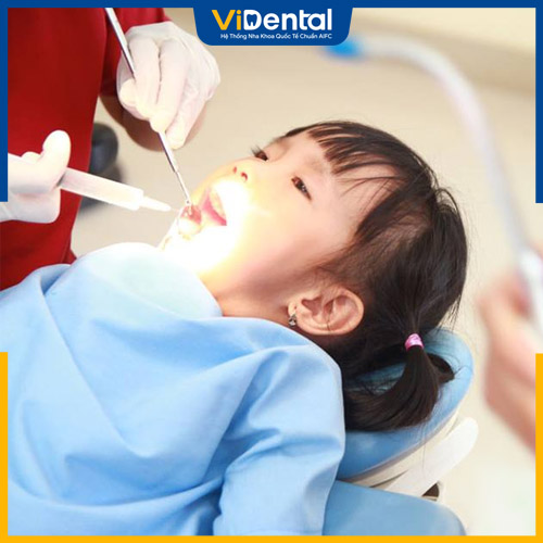 Nên đưa trẻ đi thăm khám nếu đã quá độ tuổi nhưng răng chưa mọc