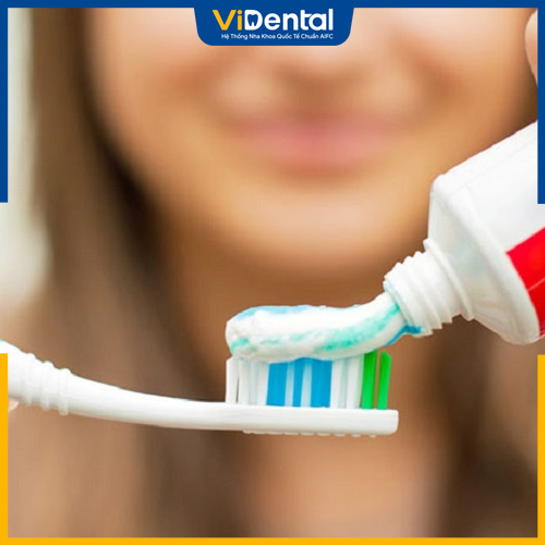 Cần giữ vệ sinh răng miệng bằng cách đánh răng 2 lần mỗi ngày