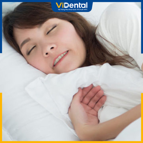 Thường xuyên nghiến răng khi ngủ có thể gây ra khớp cắn sâu