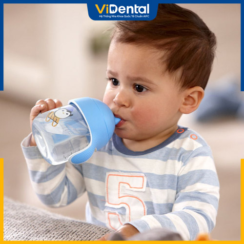 Luôn đảm bảo trẻ được uống đủ nước